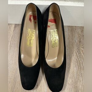 Salvatore Ferragamo Solid Closed Toe block heel suede size 8B Suede